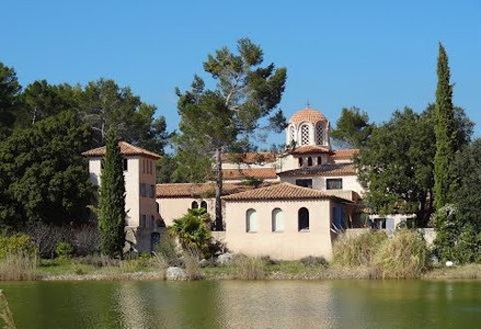 image site de St-Michel-du-Var lac et bâtiments